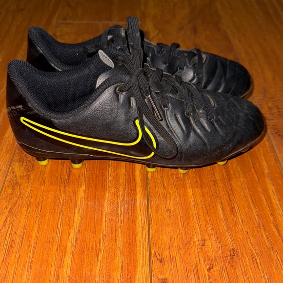 Nike Black and Yellow boys Soccer Cleats - Picture 1 of 3